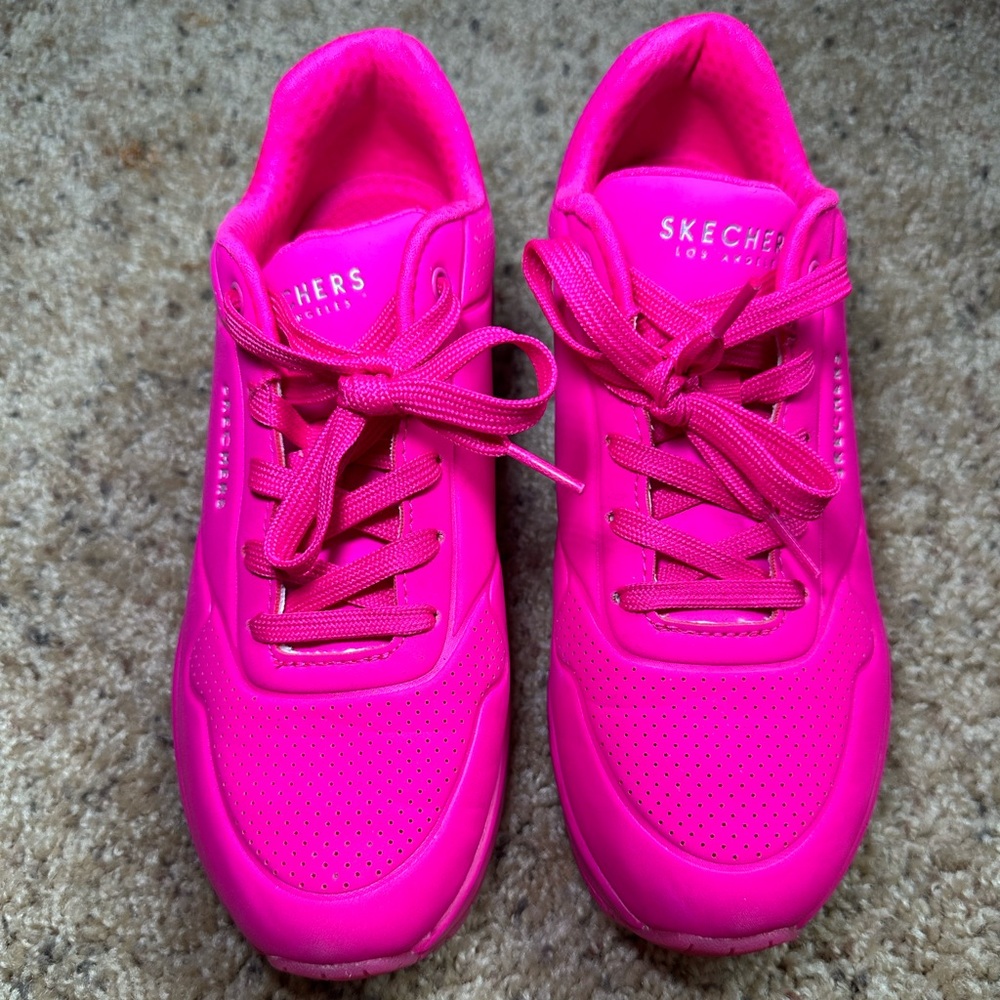 Hot pink women’s Sketchers tennis shoes